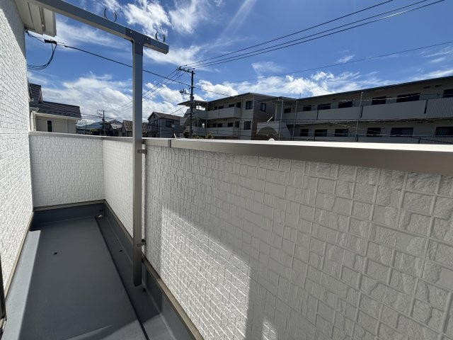 向洋新町2丁目のバルコニー|洗濯物やお布団もたっぷり干せる、家事に嬉しいスペースです。