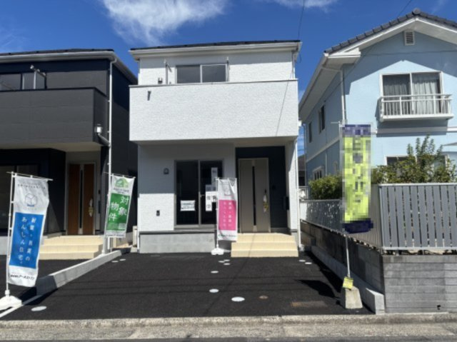 向洋新町2丁目の駐車場|前面道路は広く車の出し入れもスムーズ。落ち着いた住環境で安心して暮らせます。