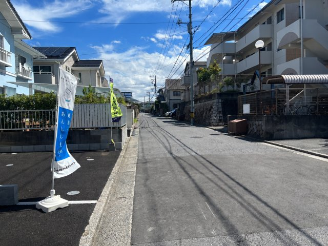 向洋新町2丁目の前面道路含む現地写真|閑静な住宅地です。