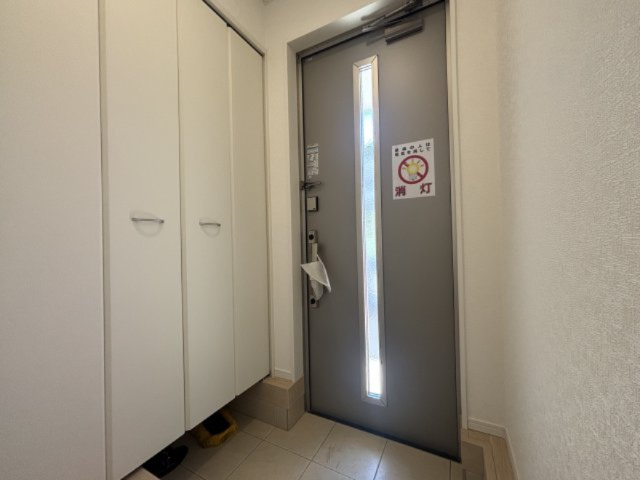 向洋新町2丁目の玄関|採光窓で明るい玄関。収納ですっきり整います。