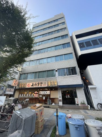 上六ビルの外観