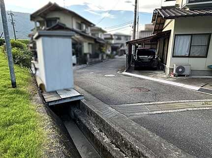 広島市安佐北区深川１丁目の中古一戸建の前面道路含む現地写真