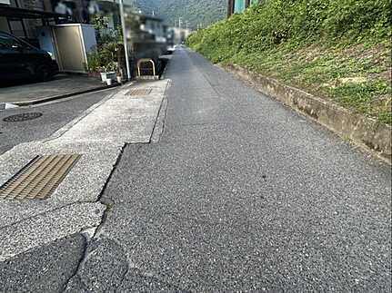 広島市安佐北区深川１丁目の中古一戸建の前面道路含む現地写真