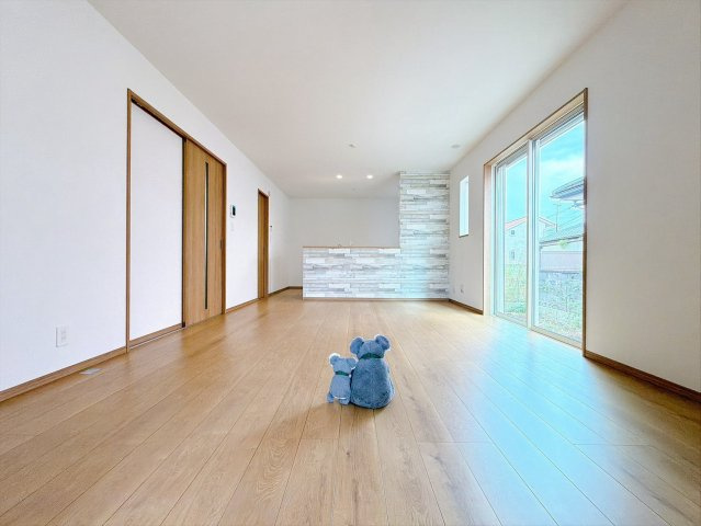 【居間・リビング】 | 高崎市小八木町　築住宅 | 家族が自然と集まるリビング・ダイニング明るい光が差し込み、笑顔があふれる心地よい空間です。ゆったりとした広さで、くつろぎの時間をお過ごしいただけます。