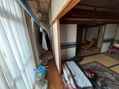 【その他】 | 岡山県津山市小田中 ～6DKの部屋数とゆとりある駐車スペース～ | 大きな窓に面しており四季折々の庭を眺められます。洗濯物を干す場所としても便利。