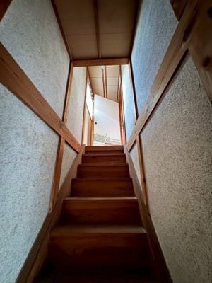 【その他】 | 岡山県津山市小田中 ～6DKの部屋数とゆとりある駐車スペース～ | しっかりとした木製の階段が、家の歴史と安心感を与えます。