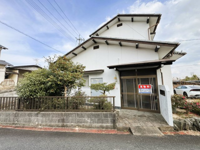 【外観】 | 岡山県津山市小田中 ～6DKの部屋数とゆとりある駐車スペース～ | 玄関前は緩やかな傾斜のため、荷物の搬入もスムーズです。