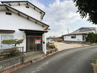 【前面道路含む現地写真】 | 岡山県津山市小田中 ～6DKの部屋数とゆとりある駐車スペース～ | 前面道路含む現地写真です