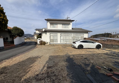 【外観】 | 岡山県津山市小田中 ～6DKの部屋数とゆとりある駐車スペース～ | 自宅のすぐ横に駐車できるため、雨の日も移動が楽です。