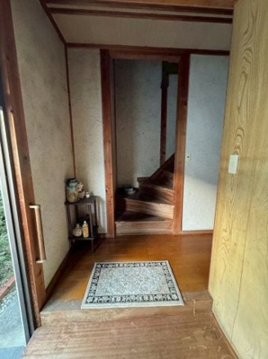 【玄関】 | 岡山県津山市小田中 ～6DKの部屋数とゆとりある駐車スペース～ | 木の温かみがある手すり付きの玄関