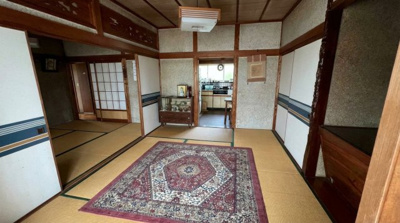 【和室】 | 岡山県津山市小田中 ～6DKの部屋数とゆとりある駐車スペース～ | 襖を開ければ、冠婚葬祭や親戚の集まりにも対応できる広さです。