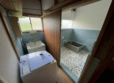 【洗面所】 | 岡山県津山市小田中 ～6DKの部屋数とゆとりある駐車スペース～ | 窓があるため、換気ができ湿気がこもりにくいため清潔に保てる洗面所と浴室