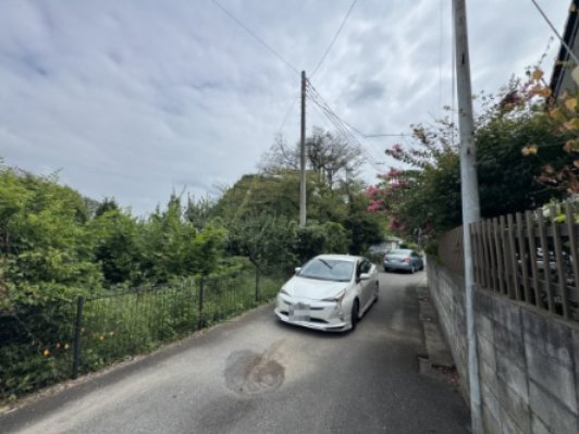 -三丁目不動産-　比企郡嵐山町菅谷　昭和37年築の前面道路含む現地写真