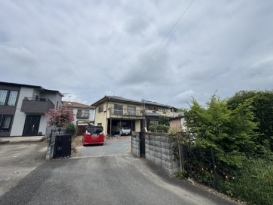 -三丁目不動産-　比企郡嵐山町菅谷　昭和37年築の前面道路含む現地写真