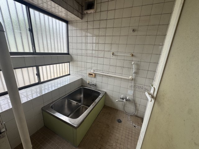 -三丁目不動産-　比企郡嵐山町菅谷　昭和37年築の浴室