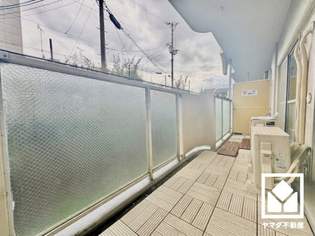 西大路ガーデンハイツのバルコニー|※本画像は空室時の写真を加工し、家具・小物等を撤去したイメージです。
実際の仕様とは異なる場合がございます。