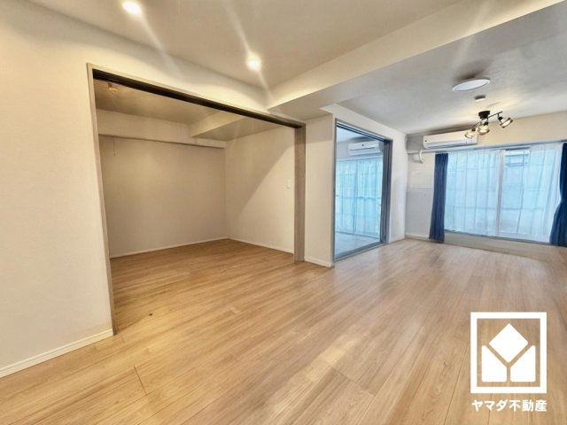 西大路ガーデンハイツの居間・リビング|※本画像は空室時の写真を加工し、家具・小物等を撤去したイメージです。
実際の仕様とは異なる場合がございます。