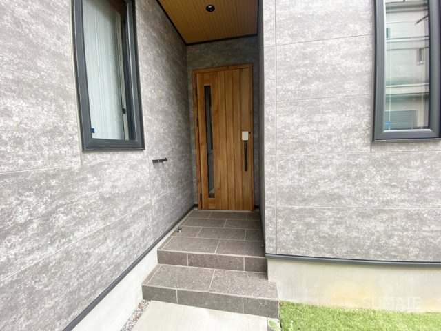 本町東戸建のエントランス|便利な玄関ポーチ！