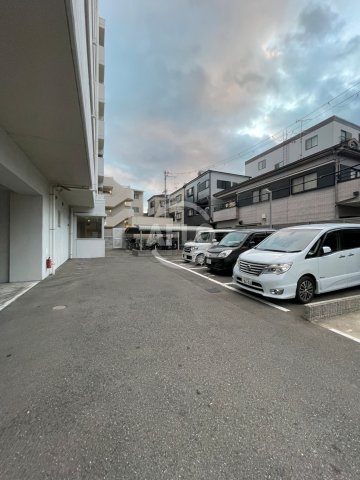 アドニス・アビコの駐車場