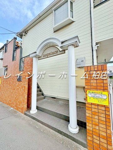 レオパレス豊四季第１０のエントランス|建物の内部です