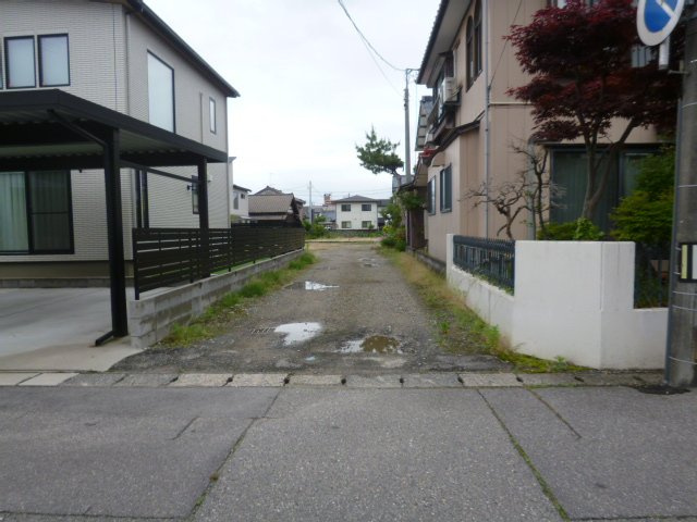 前面道路含む現地写真です