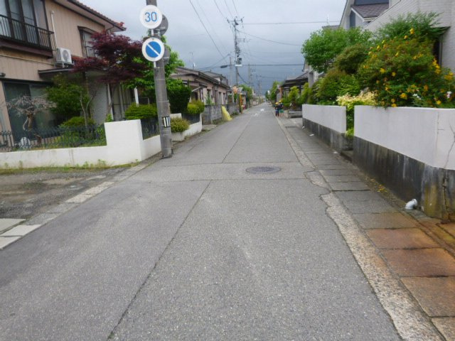 前面道路含む現地写真です