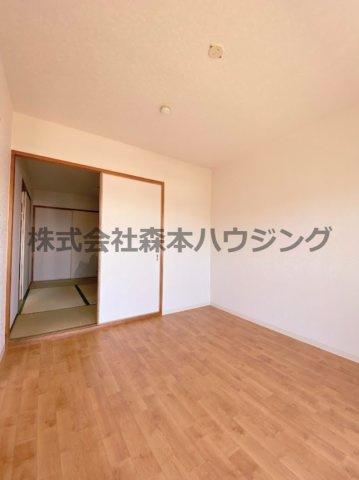 【洋室】 | 　プラウクリエイト | 落ち着いた色調の洋室です