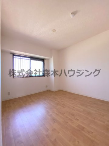【洋室】 | 　プラウクリエイト | 明るい洋室です