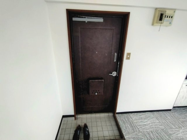 連尺通2丁目貸店舗の玄関