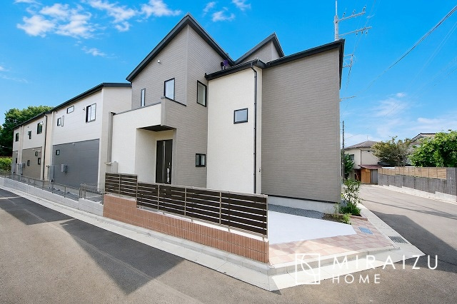 【外観】 | 青く澄み渡った綺麗な空と、陽の光をたっぷりと受ける、そんな新築住宅で新生活をスタートしてみませんか？見学・ご相談等、ミライズホーム(株)までお気軽にご連絡下さい。