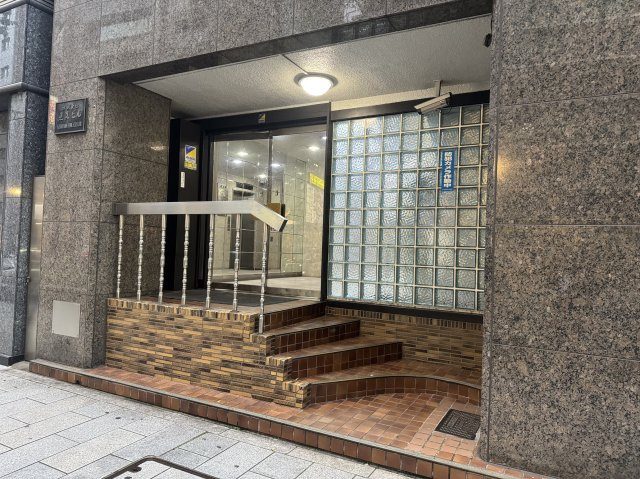 見真ビルのエントランス