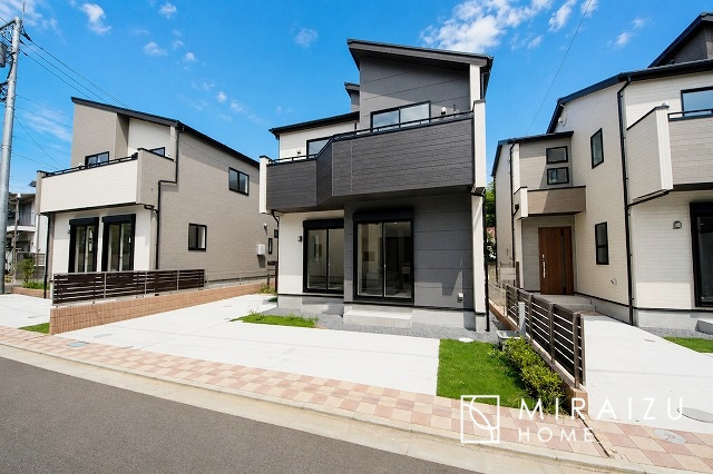 【外観】 | 青く澄み渡った綺麗な空と、陽の光をたっぷりと受ける、そんな新築住宅で新生活をスタートしてみませんか？見学・ご相談等、ミライズホーム(株)までお気軽にご連絡下さい。