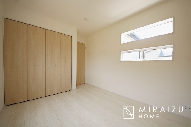 【寝室】 | 広さのある洋室は、ご夫婦様の寝室にぴったりですね。ご主人様の趣味のものや書斎などにも使用できるくらいの広さが嬉しいです。収納もばっちり完備してますのでお荷物が多いご家族様も安心してお暮しいただけます！