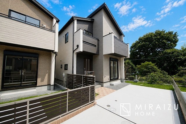 【外観】 | 青く澄み渡った綺麗な空と、陽の光をたっぷりと受ける、そんな新築住宅で新生活をスタートしてみませんか？見学・ご相談等、ミライズホーム(株)までお気軽にご連絡下さい。