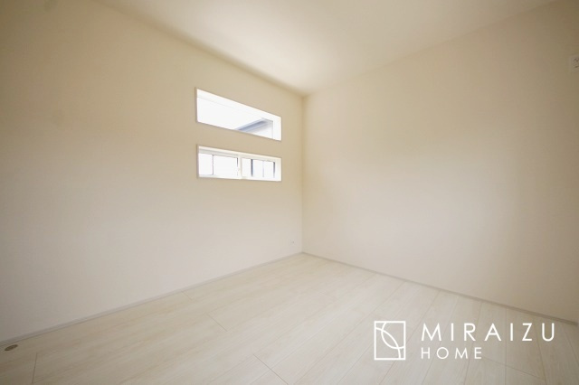 【子供部屋】 | お子様のお部屋にも主寝室にも使えますね。窓が二面についていますので採光もばっちり、空気の入れ替えもOK！自分のお部屋を持ちたいお子様の夢を叶えます！