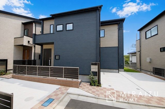 【外観】 | 青く澄み渡った綺麗な空と、陽の光をたっぷりと受ける、そんな新築住宅で新生活をスタートしてみませんか？見学・ご相談等、ミライズホーム(株)までお気軽にご連絡下さい。