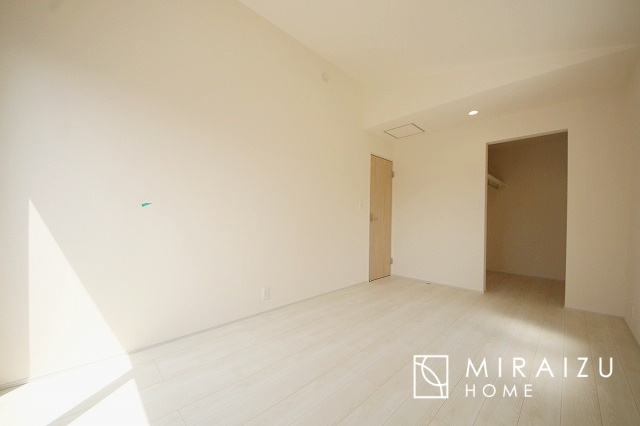 【子供部屋】 | 床のフローリングもオシャレな洋室が嬉しいです。独立性のある住宅ですので、各居室それぞれ、テイストの違うお部屋インテリア造りをしても面白いかもしれませんね！