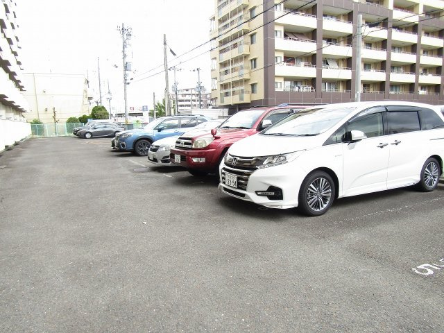 ローズハイツ茨木の駐車場