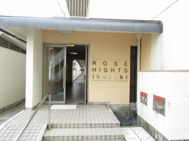 ローズハイツ茨木のエントランス