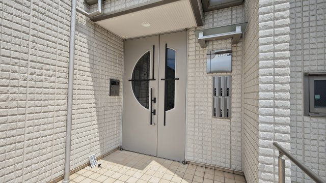 【エントランス】エスコート山根