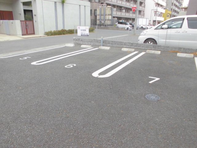 アンラージュの駐車場