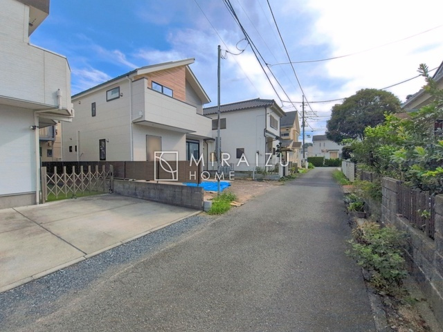 【独立洗面台】 | 高級感漂う洗面台です。鏡の後ろの収納棚もとても充実しております。コスメが大好きな奥様も、女子力高いご主人様もきっとご満足いただける収納力です。三面鏡なので、ヘアセットにも便利です。