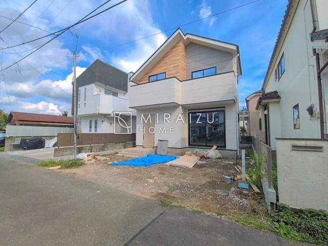 【外観】 | 青く澄み渡った綺麗な空と、陽の光をたっぷりと受ける、そんな新築住宅で新生活をスタートしてみませんか？見学・ご相談等、ミライズホーム(株)までお気軽にご連絡下さい。