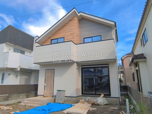 【居間・リビング】 | 大きな窓が特徴の南向きリビングでは、太陽光も沢山取り込むことが出来てお家の中にいても日光浴が可能ですね、開放的な空間です。インテリア選びも楽しそう、ご家族様で相談しながらインテリア配置も楽しみたいです