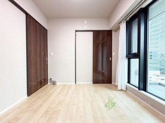 【洋室】 | シティタワー白金 | 家具の配置がしやすい凹凸のない洋室。
大きな窓からたくさんの日差しが差し込む日当りの良いお部屋です。