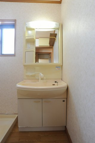 安茂里小市3丁目　中古住宅の独立洗面台