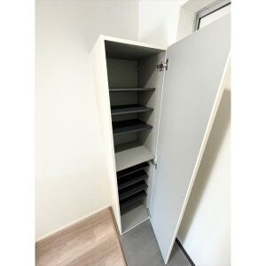 CRASTINE東味鋺3丁目の玄関