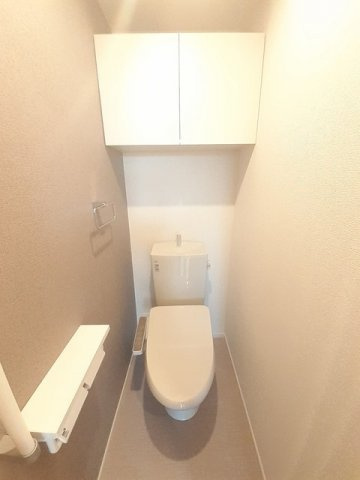 ウェルヴィレッジⅣのトイレ|ゆったりとした空間のトイレです
