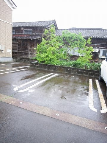 リュミエール学校町の駐車場|車をお持ちの方に嬉しい駐車場付きの物件です