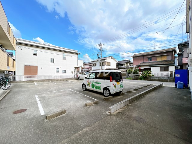 サマックス林B棟の駐車場